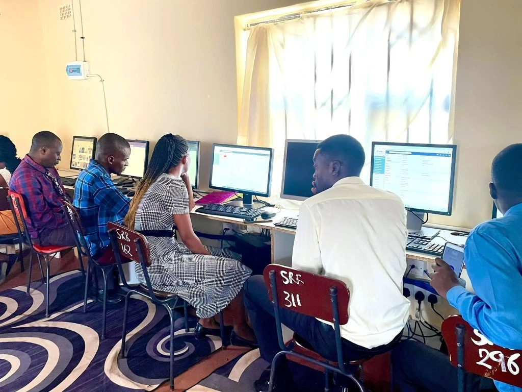 Teachers-in-the-computer-lab